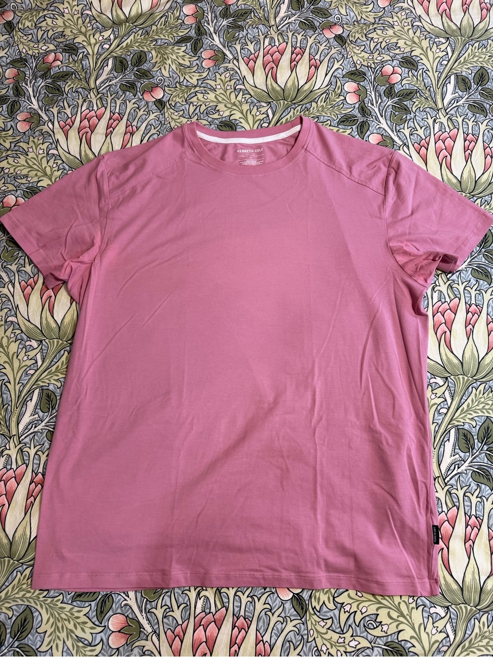 Kenneth Cole Classic Pink Crew Neck Tee Men
Size XL